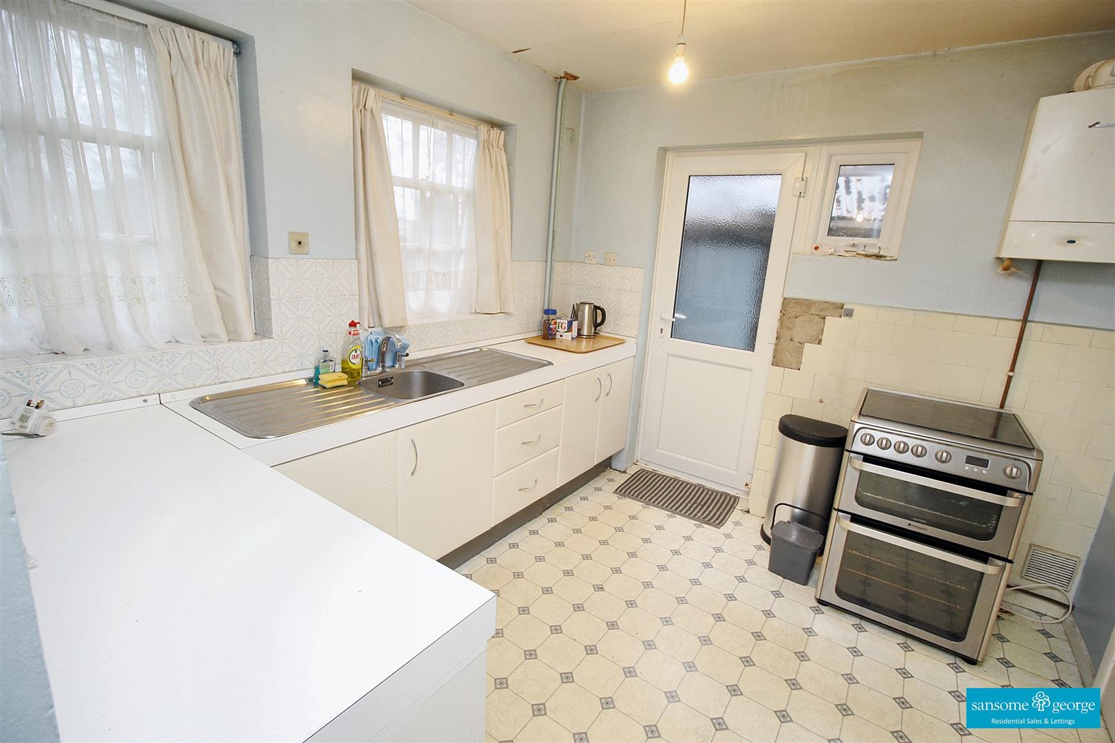 3 bed property in Halls Road, Reading